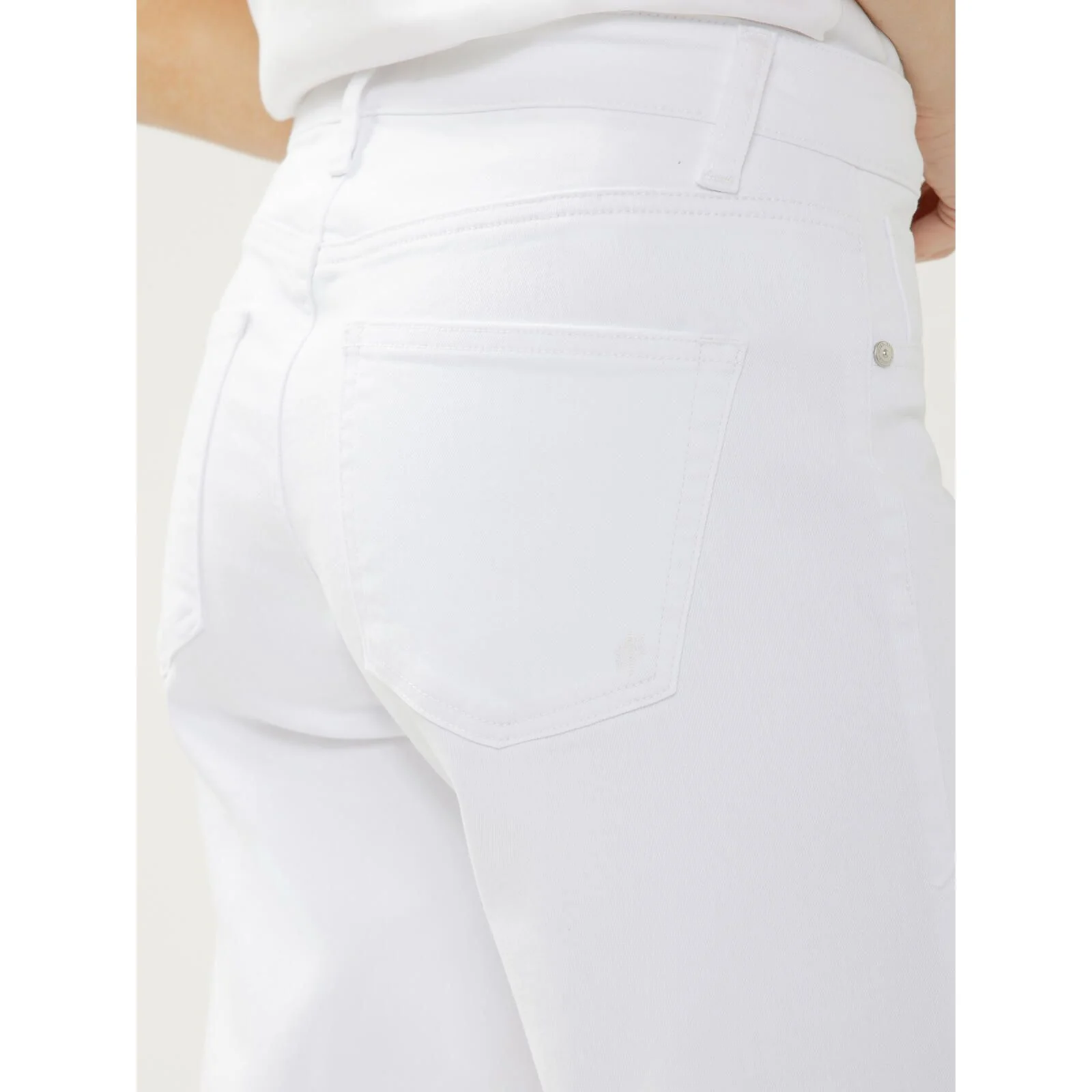 Women's Silver Jeans White Suki Mid Rise Cropped Wide Leg Luxe Stretch Jeans L43982WVS658 - Image 4